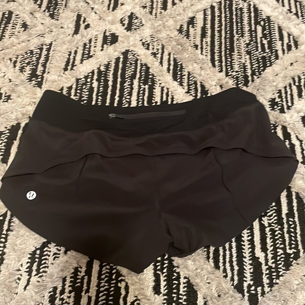 Lululemon Speedup short 2.5” size 6